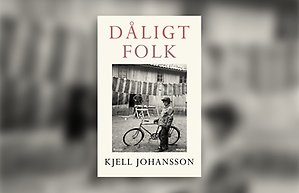 Bokomslag Dåligt folk. Omslaget visar ett gammalt svartvitt foto på en pojke vid en cykel. I bakgrunden sågar en äldre man.