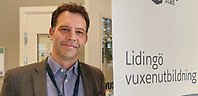 mansporträtt bredvid skylt vuxenutbildningen