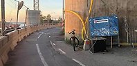 Gång- och cykelbana, bropelare, cykel och pump.