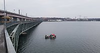 Bild på en liten båt vid lilla lidingöbron