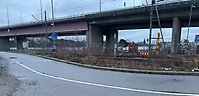 Gång och cykelväg med Lidingöbron i bakgrunden.