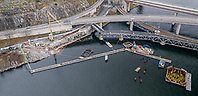 Drönarbild som visar vattnet utanför Lidingö och pågående brobygget av Lilla Lidingöbron.