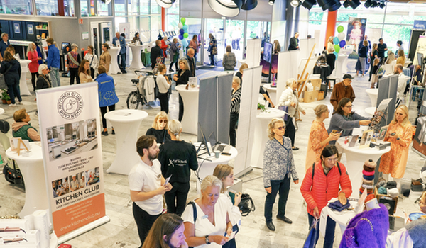 Mässhallen i Lidingö stadshus fylld med folk under Lidingödagen.