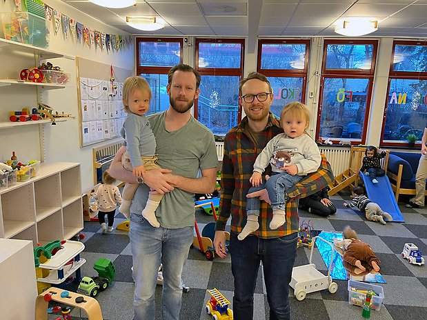 Pappa Filip och dottern Märta, 16 månader, och pappa Henric och dottern Edith, 17 månader, har alla lärt känna varandra på Lidingö öppna förskola.