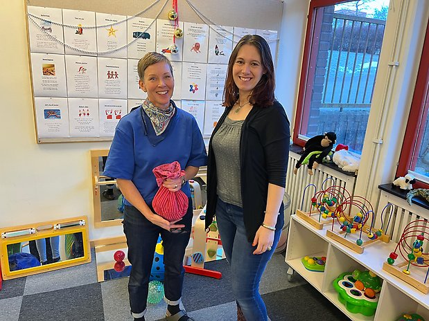 Camilla Persson och Ramona Karlsson välkomnar besökarna på Lidingö öppna förskola.