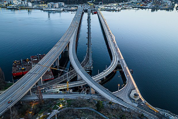 Från Torsviksberget har du fin utsikt över bygget av Lilla Lidingöbron och rivningen av Gamnla lidingöbron.