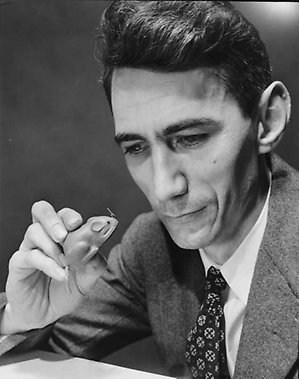 Claude Shannon med sin elektromagnetiska mikromus.