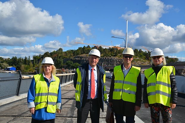 Kommunalråden går över nya lilla lidingöbron