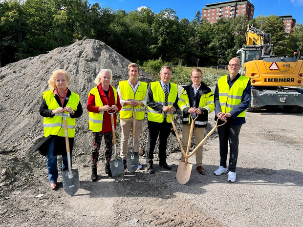 På plats vid spadtaget var Lidingös styrande majoritet, byggentreprenören Cobabs vd Martin Junblad, samt stadsdirektören Daniel Broman. Från vänster till höger: kommunalråd Suzanne Liljegren (L), kommunalråd Birgitta Sköld (LP), kommunalråd Carl-Johan Schiller (KD), kommunalråd Daniel Källenfors (M), Cobabs vd Martin Junblad, och stadsdirektören Daniel Broman