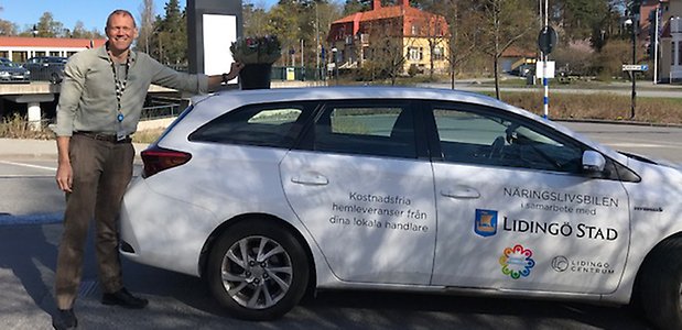 Daniel Broman står bredvid näringslivsbilen