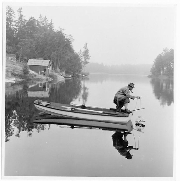 Kräftfiske i Kottlasjön 1948, En man som sitter på huk och fiskar