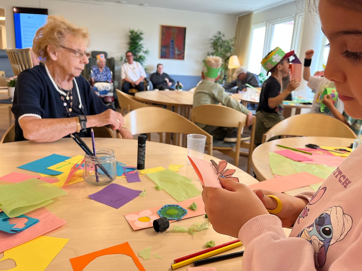 Barn från Baggeby gårds förskola besöker seniorer på trygghetsboendet.